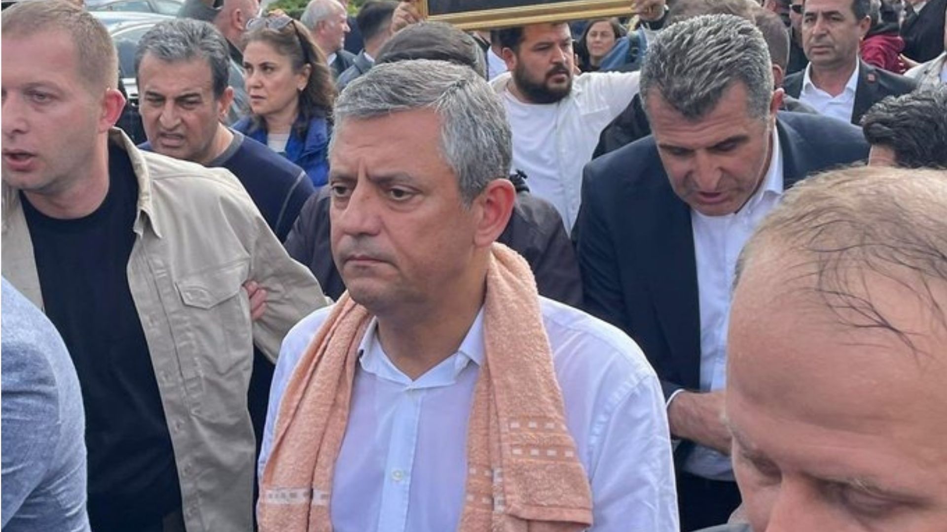 SON DAKİKA | CHP Genel Merkezi’nden ayrılan Özgür Özel, TBMM’ye yürüyor.
