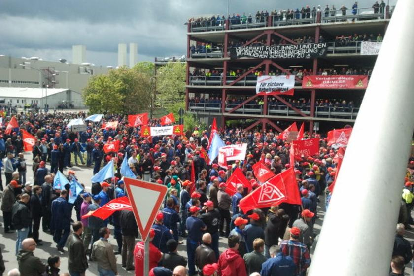 Almanya’da Mercedes-Benz işçileri “40 saatlik çalışma” ve “tasarruf” planlarını protesto etti