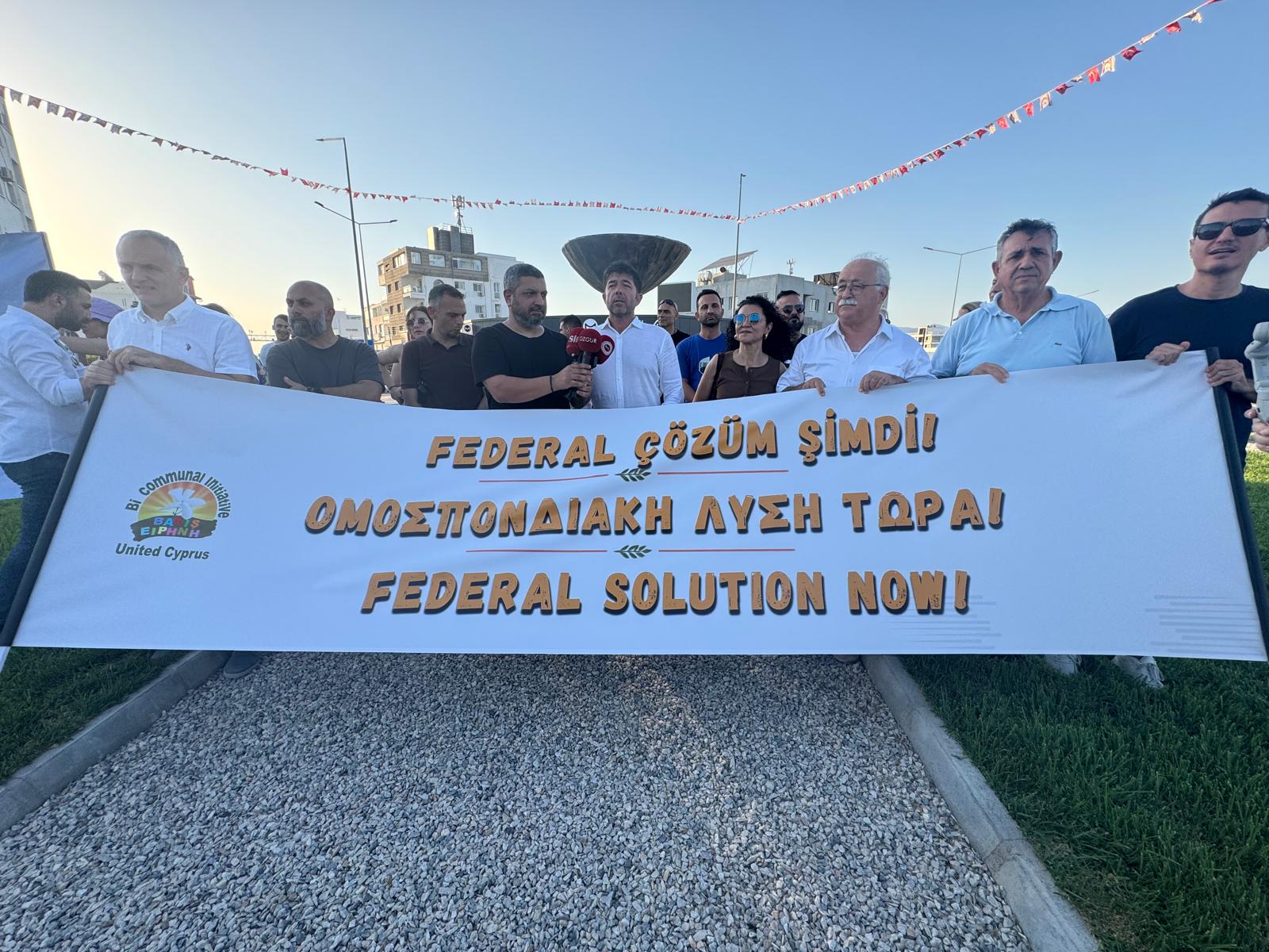 Federal çözüm ve barış talebiyle, KKTC ve Güney Kıbrıs’ta eş zamanlı eylem düzenlendi