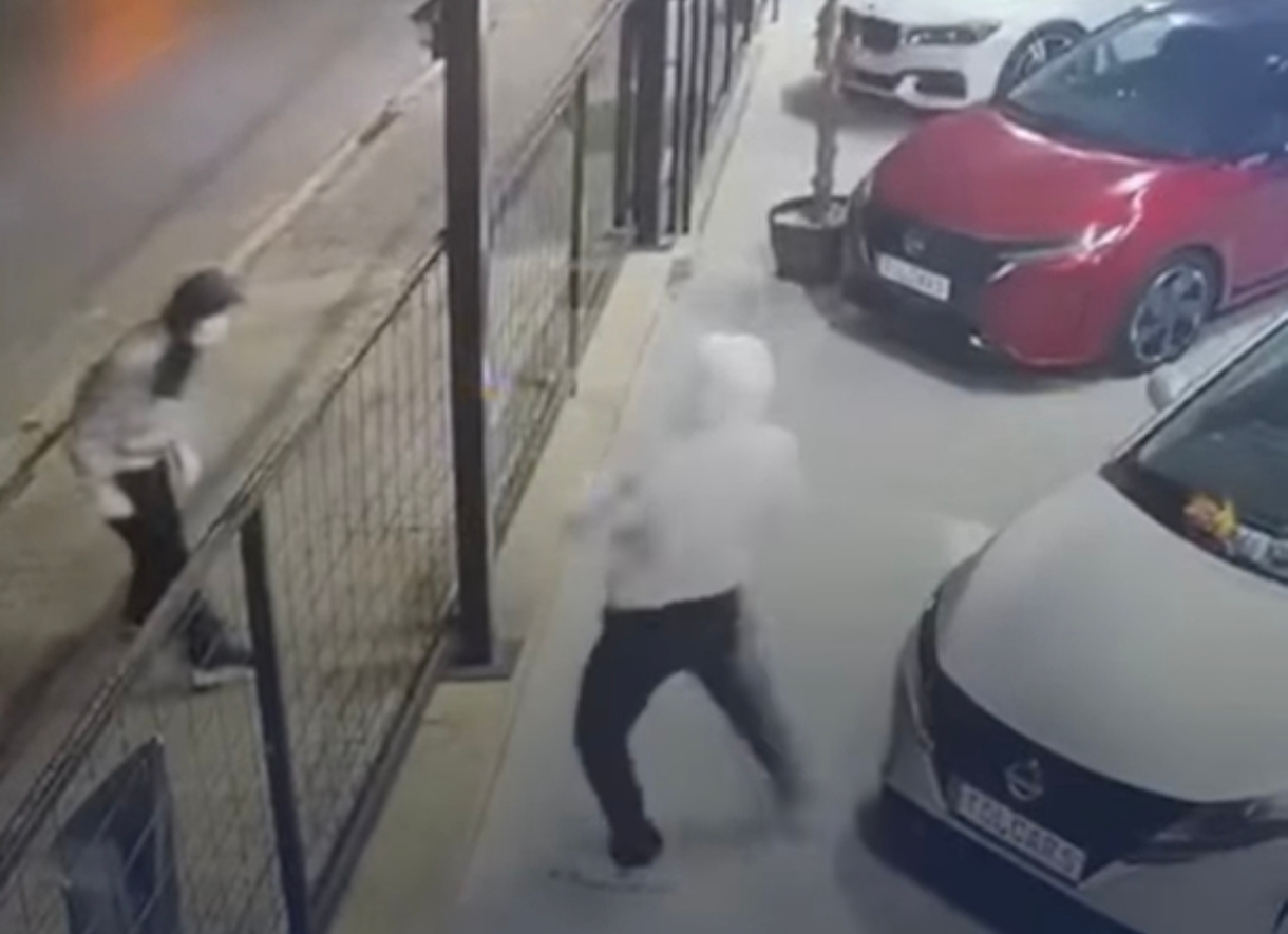 YİNE GALERİ OLAYI! BU KEZ KUNDAKLAMA…