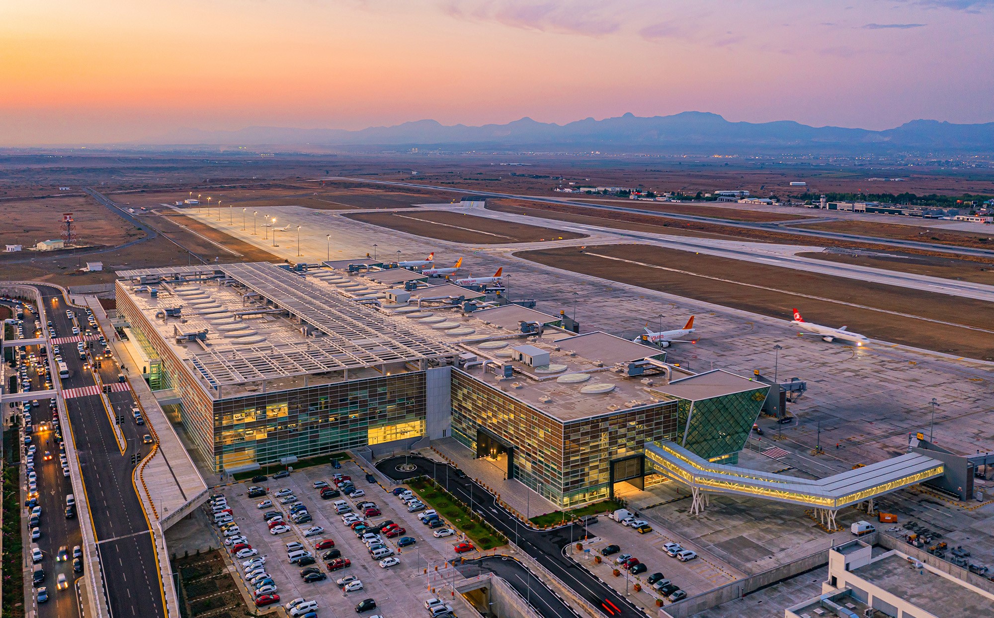 Ercan Havalimanı’nda RWY 11R/29L pistinde lastik izi temizleme çalışması yapılacak